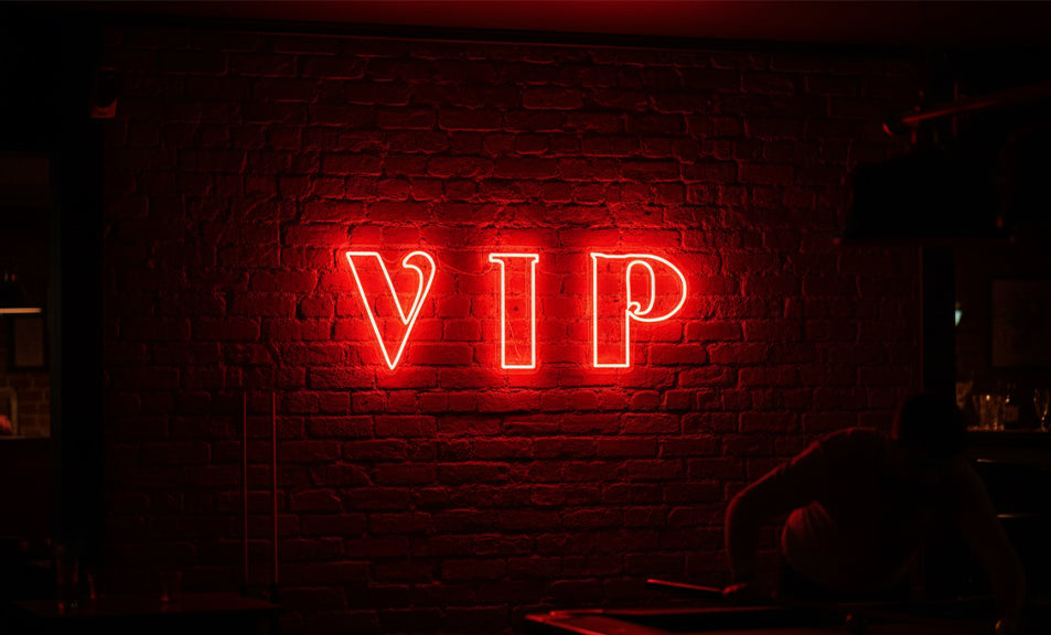 Custom Neon: V I P