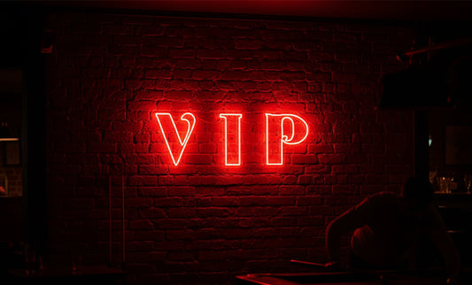 Custom Neon: V I P